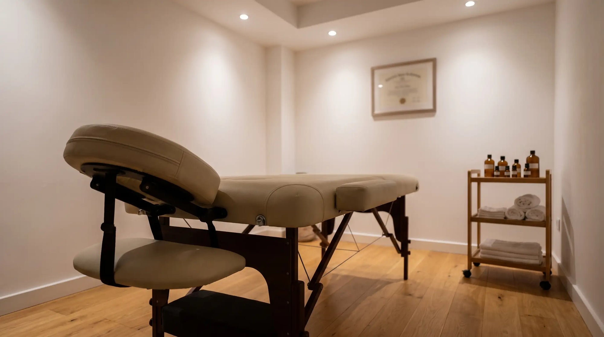 Table de massage professionnelle dans un cabinet de kinésithérapie, sélection Le Bon Massage