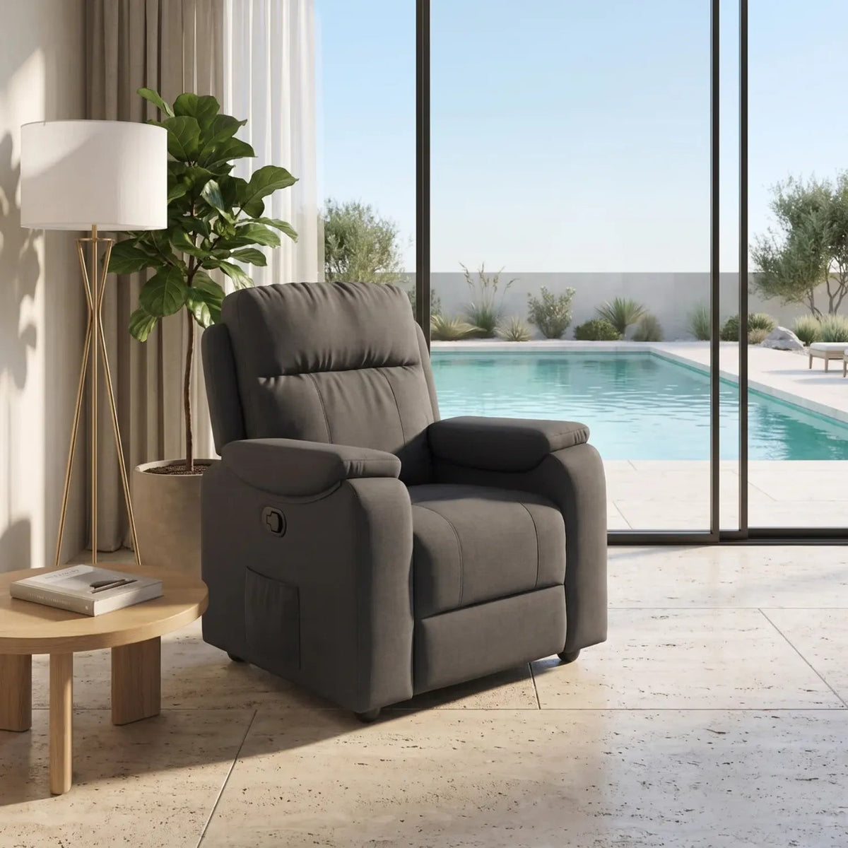 Fauteuil relax manuel massant en tissu installé dans un salon lumineux avec vue piscine, idéal pour un coin détente - Le Bon Massage
