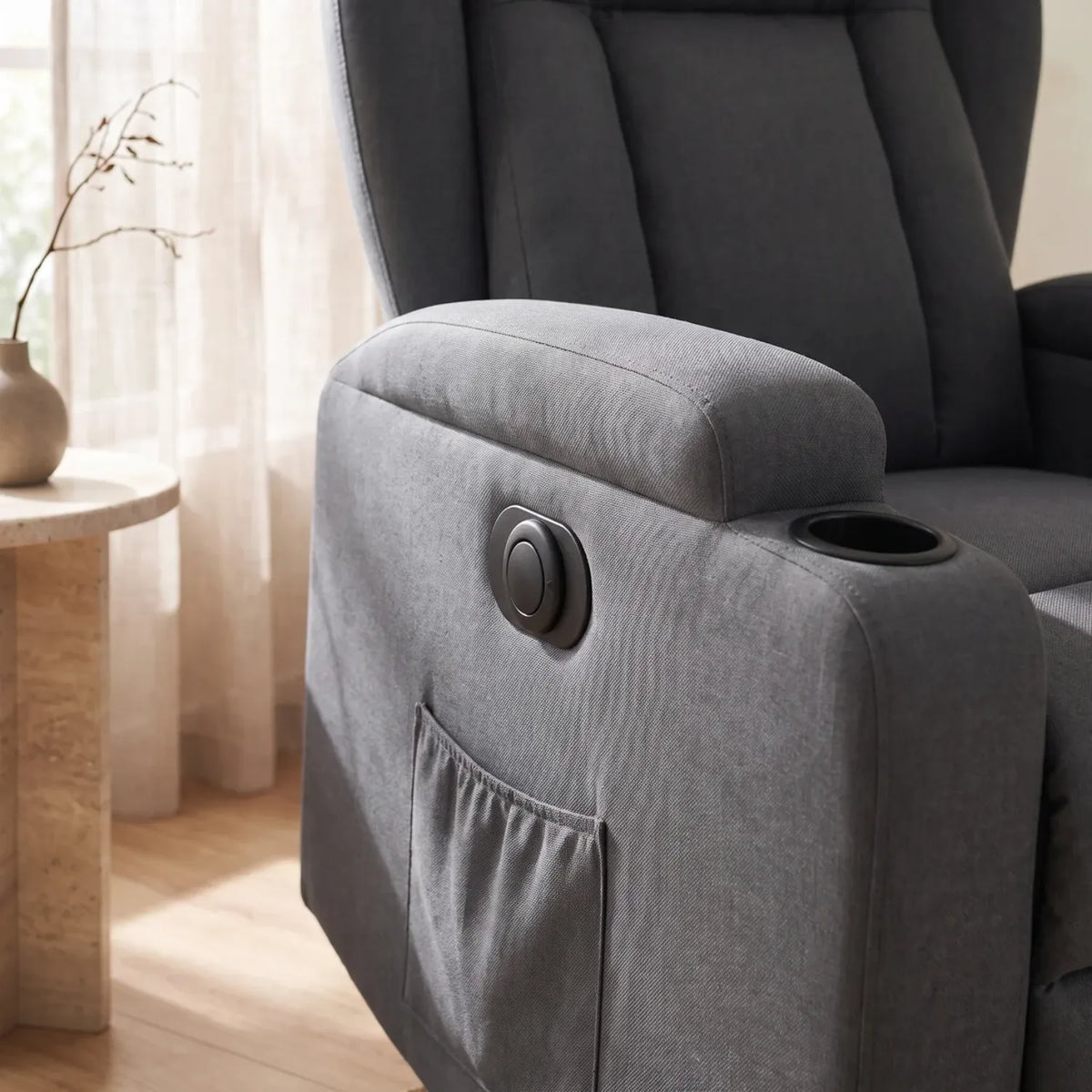 Fauteuil releveur électrique, détail du bouton de contrôle latéral, porte-gobelets et poche de rangement - Le Bon Massage
