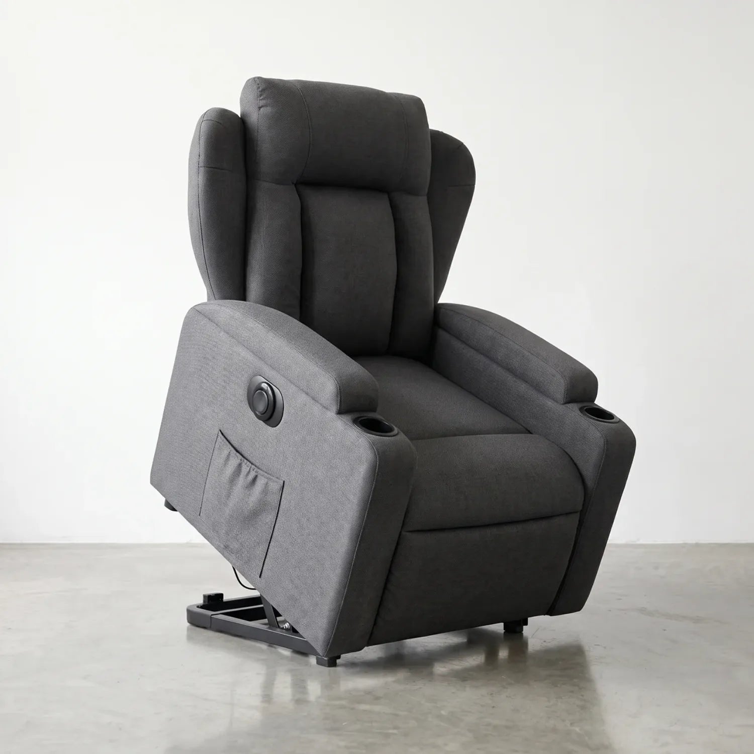 Fauteuil releveur électrique en tissu gris, vue de face en studio avec mécanisme de levage motorisé visible - Le Bon Massage