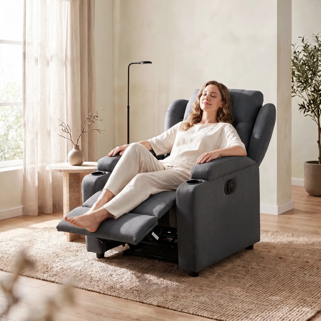 Fauteuil releveur électrique, personne détendue en position inclinée avec repose-pieds déployé - Le Bon Massage