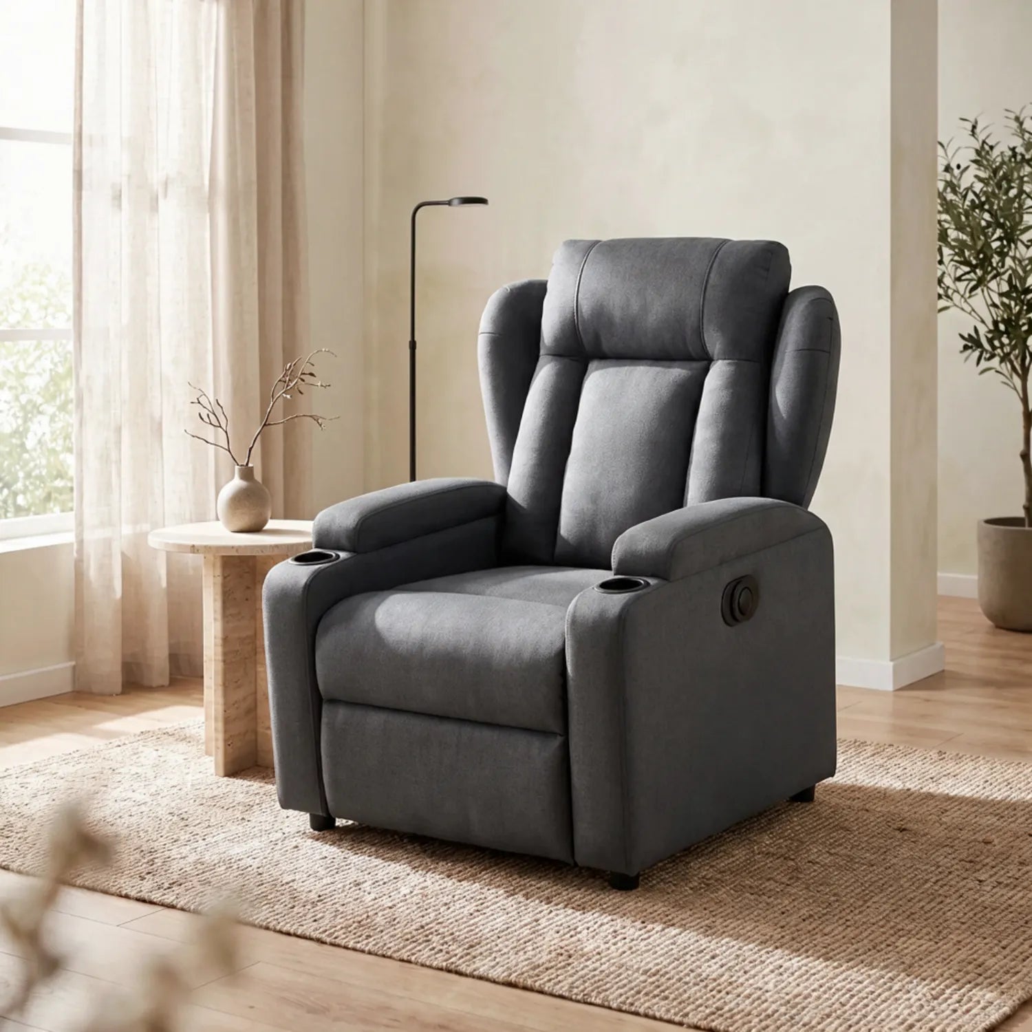 Fauteuil releveur électrique dans un salon lumineux avec vue fenêtre, idéal pour un coin détente quotidien - Le Bon Massage