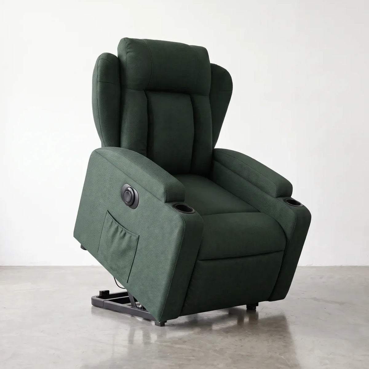 Fauteuil releveur électrique, vue en studio avec ailerons de tête et mécanisme de levage motorisé - Le Bon Massage