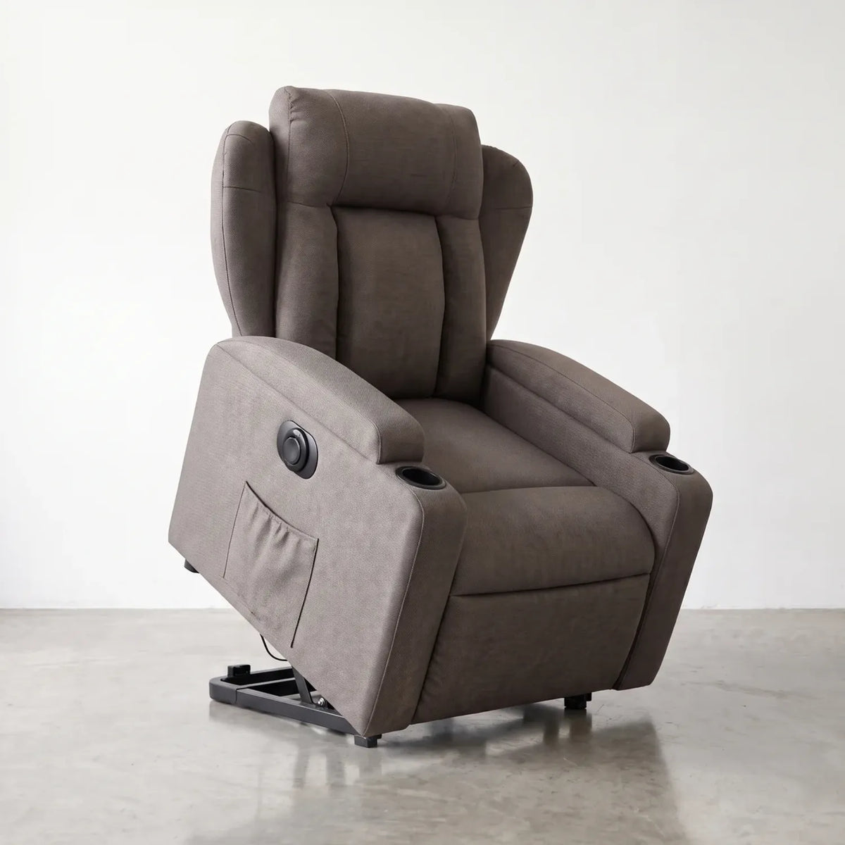 Fauteuil releveur électrique, vue en studio en position surélevée pour un lever sans effort - Le Bon Massage