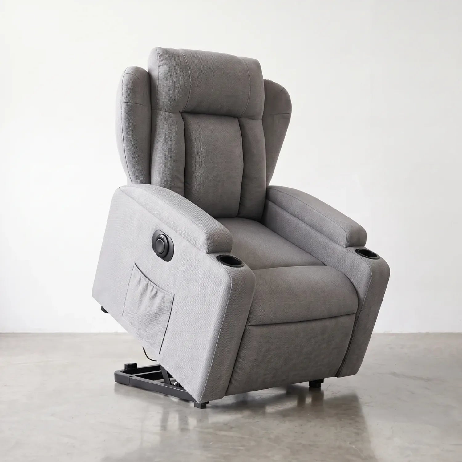 Fauteuil releveur électrique en studio, mécanisme de levage motorisé déployé pour se mettre debout sans effort - Le Bon Massage