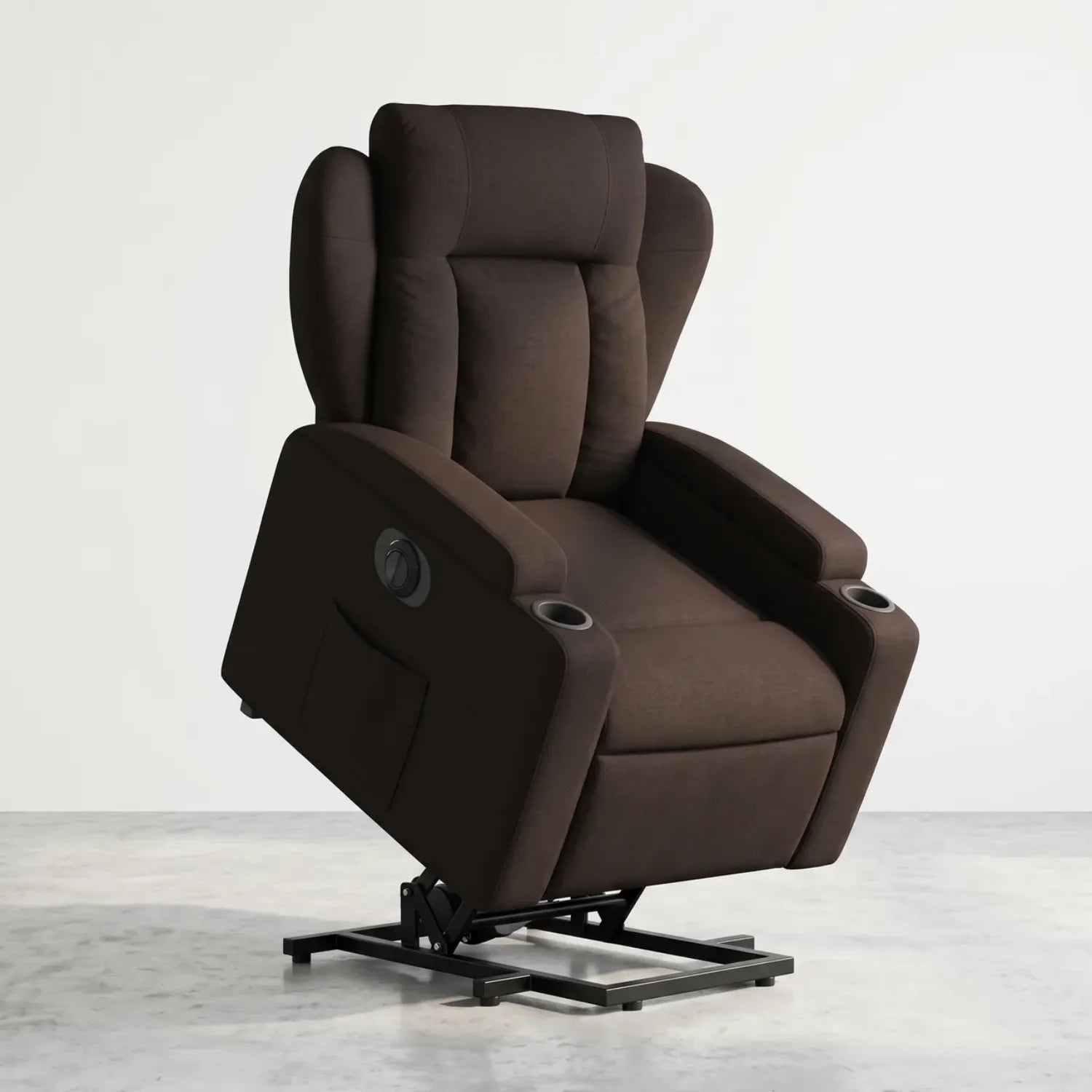 Fauteuil releveur électrique, vue en studio en position inclinée avec base de levage visible - Le Bon Massage