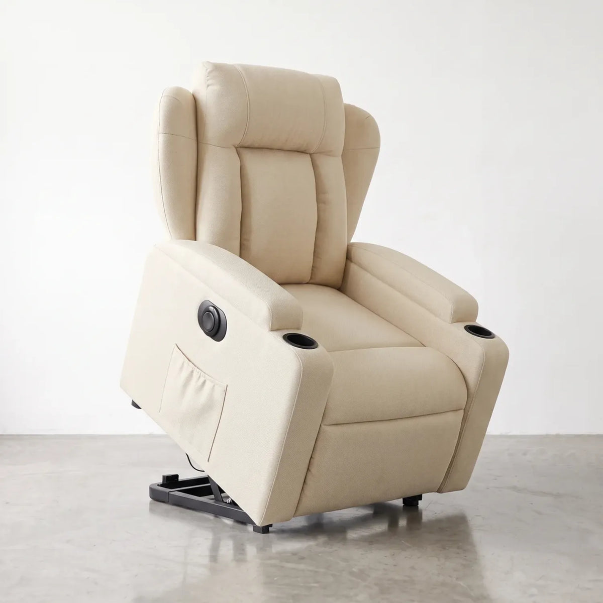 Fauteuil releveur électrique, vue en studio avec mécanisme de levage et poche latérale de rangement - Le Bon Massage