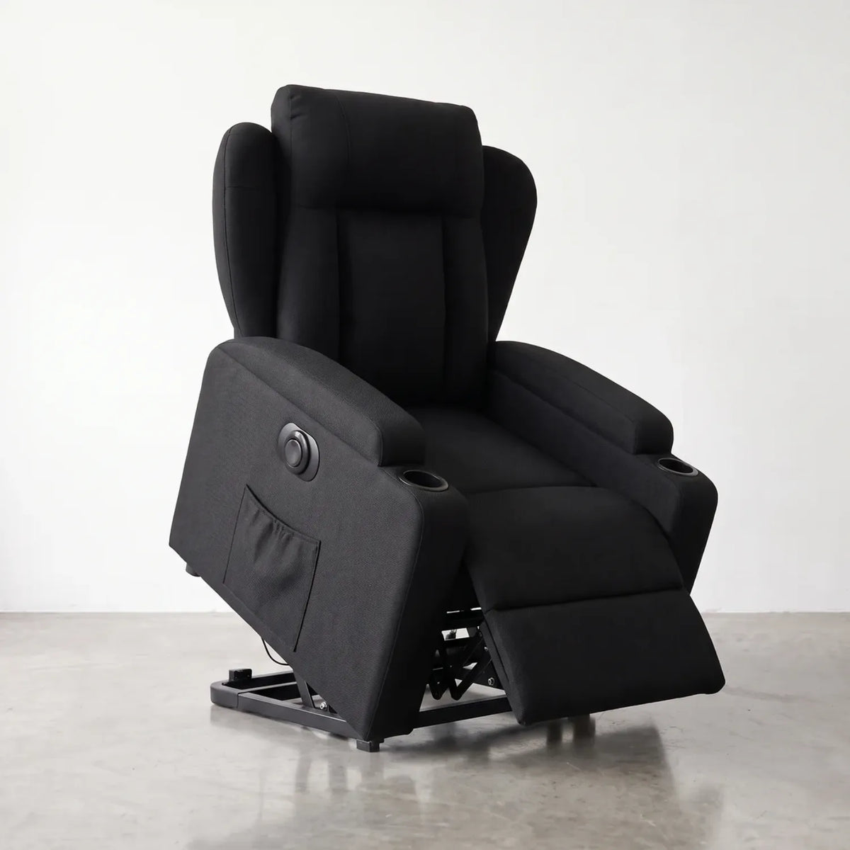 Fauteuil releveur électrique, vue en studio avec repose-pieds déployé et base métallique de levage - Le Bon Massage