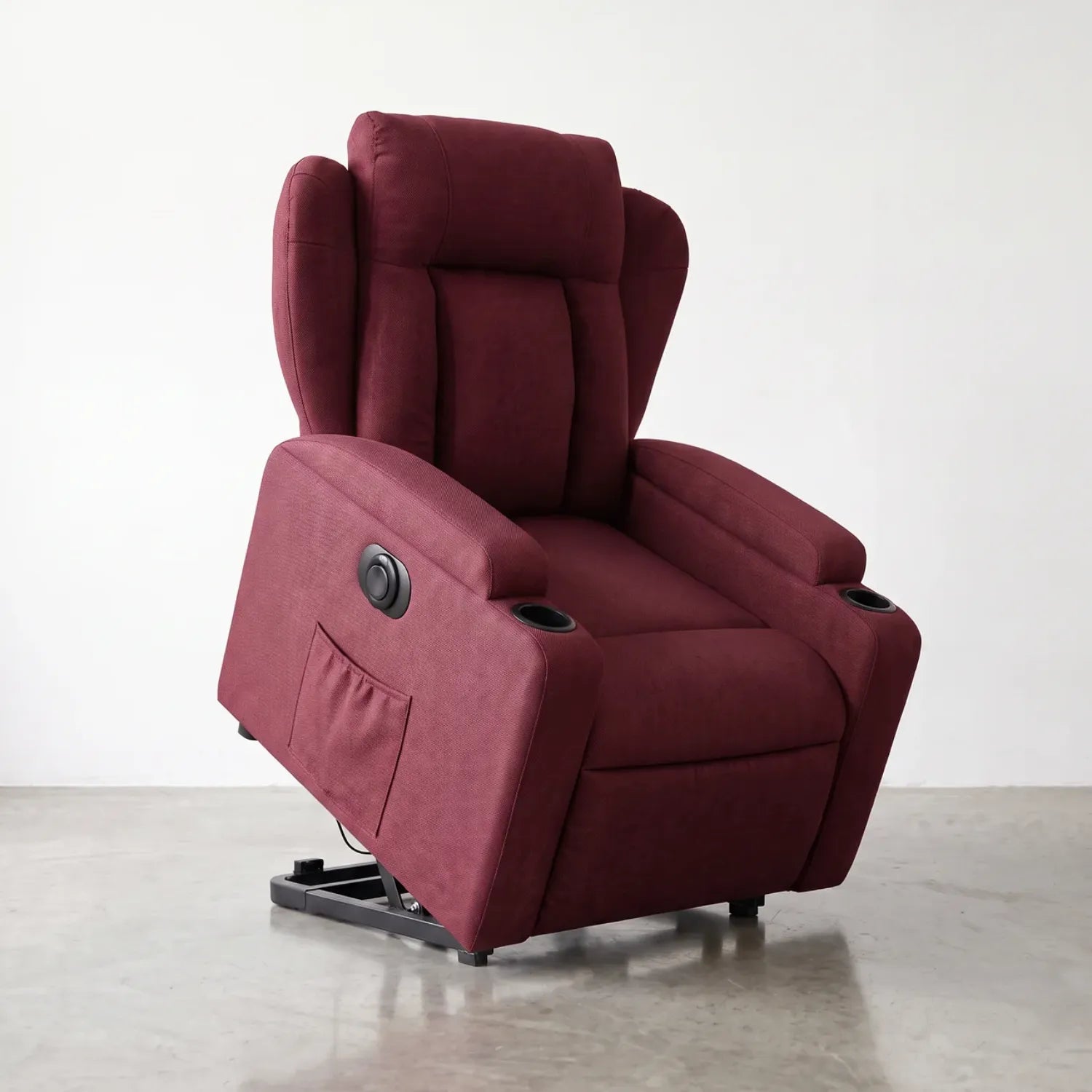 Fauteuil releveur électrique, vue en studio en position surélevée avec base de levage motorisée - Le Bon Massage