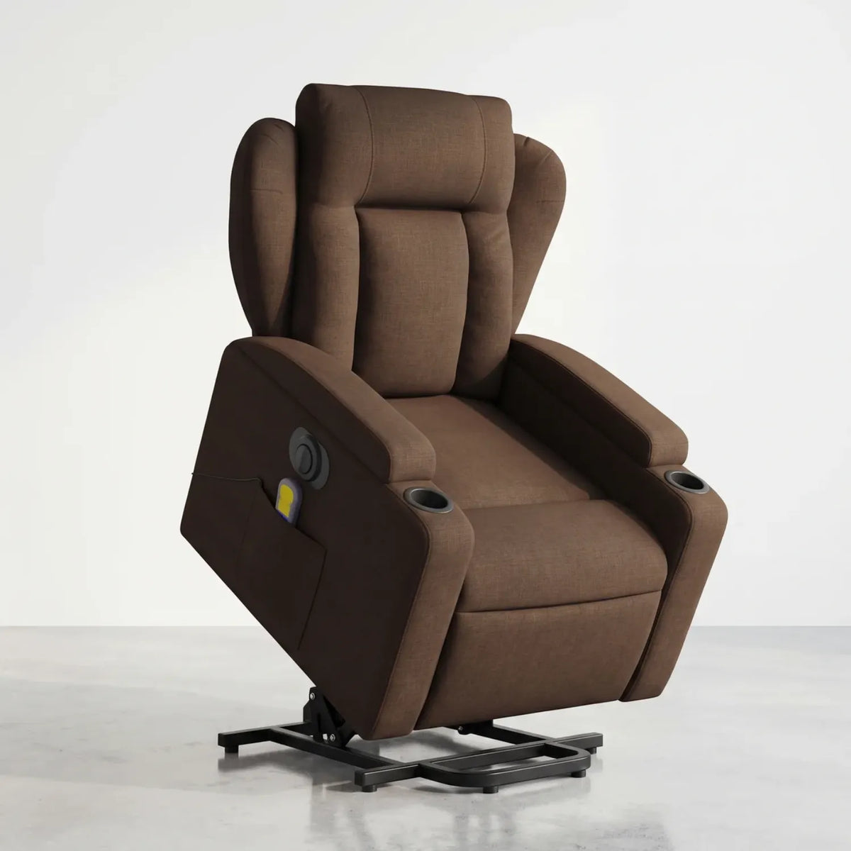 Fauteuil releveur électrique, vue en studio avec télécommande dans la poche latérale et mécanisme déployé - Le Bon Massage
