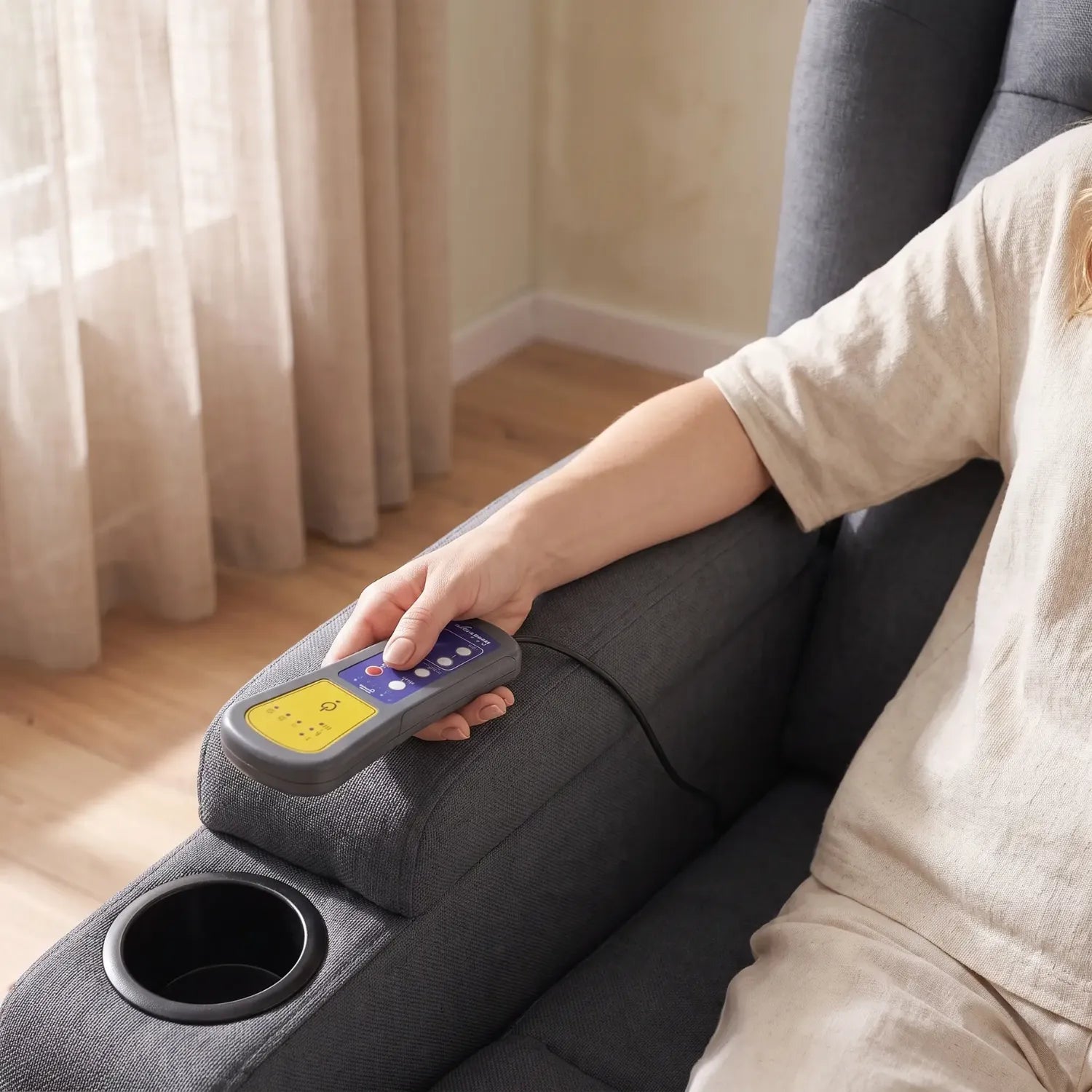 Fauteuil releveur électrique, télécommande filaire pour piloter le levage et les 6 points de massage - Le Bon Massage